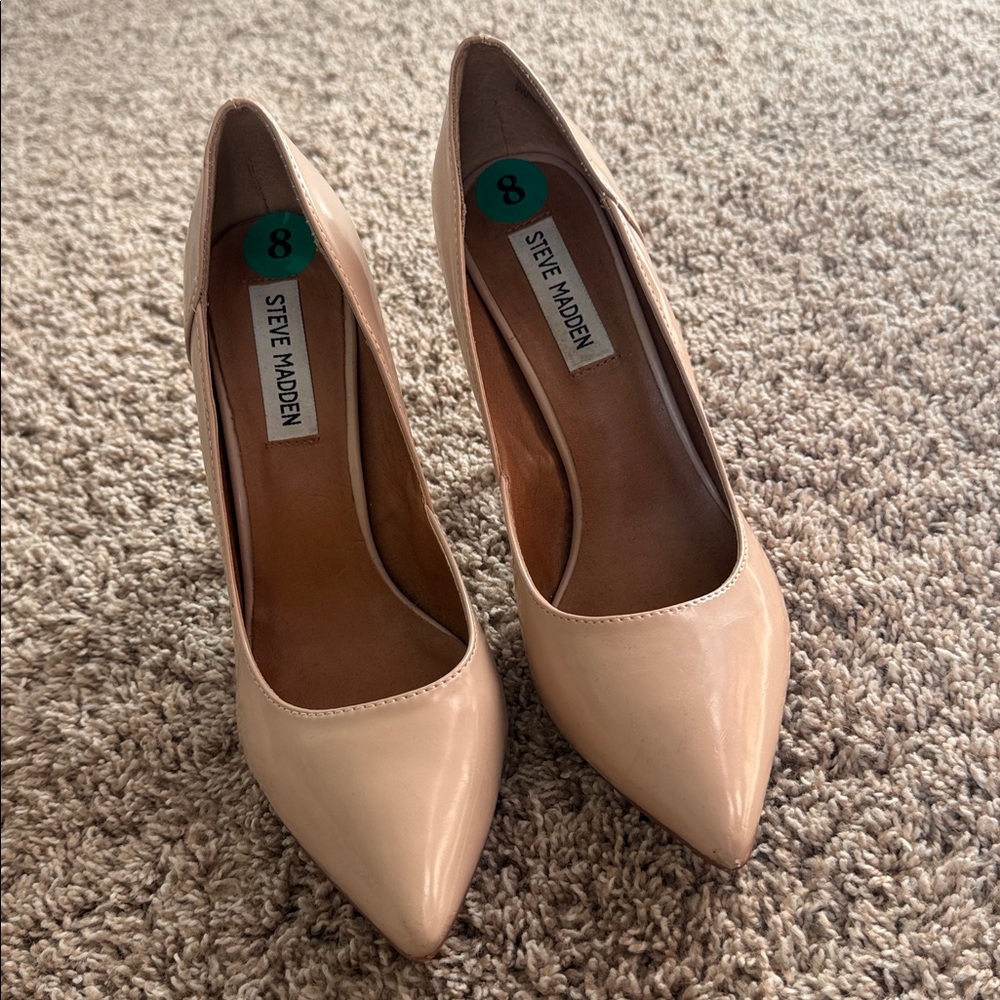 Steve Madden Beige Patent Leather Pumps